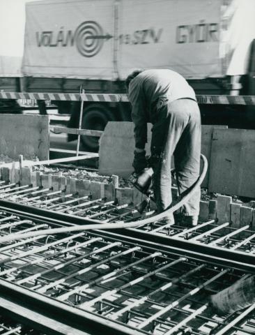 Betonvas elhelyezése a Petőfi híd villamospályájának rekonstrukciójakor