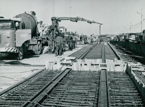 Villamospálya beton burkolatának kialakítása Petőfi hídon