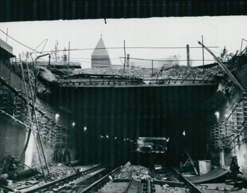 Födém építése a hármas metró Ecseri úti megállójánál