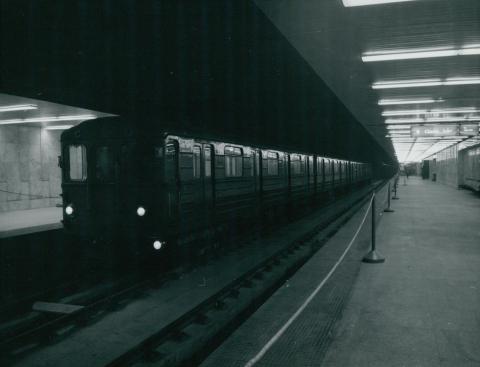 Metrókocsi próbaútja a 3-as metró Ecseri úti megállójában
