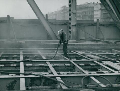 A Szabadság híd acél felszerkezeti elemeinek letakarítása