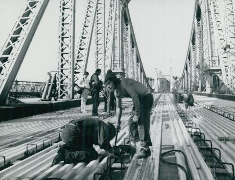 A Szabadság híd új merevítő bordáinak rögzítése