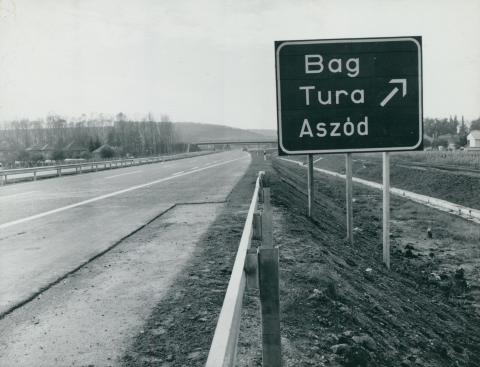 Az M3-as autópálya közúti jelzőtáblája