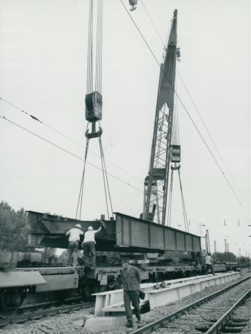 Az Üllői úti vasúti híd korrodált szerkezeti elemének elszállítása