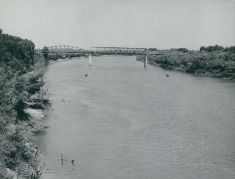 Látkép az újjáépítés előtti Szentes–csongrádi vasúti Tisza-hídról