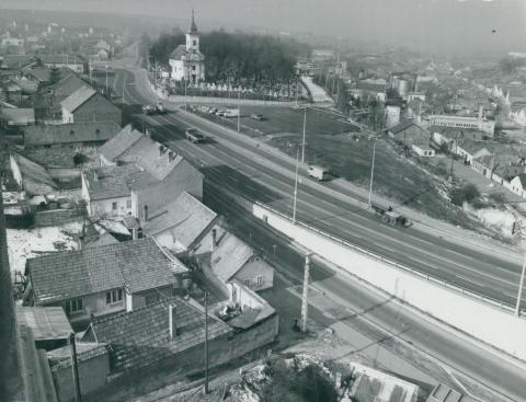 Látkép a 25-ös út átvezető szakaszának felüljárójáról Egerben