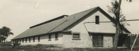 A Magyar cukoripari R.T. istálló és lakóépülete Szerencs mellett.