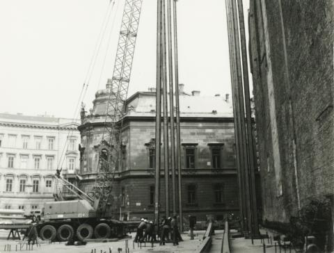 Beemelési munkálatok a Budapesti Forgalom irányító központnál. Háttérben a Szabó Ervin Könyvtár