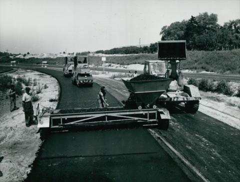 Az M1-es autópálya aszfaltburkolatának lerakása