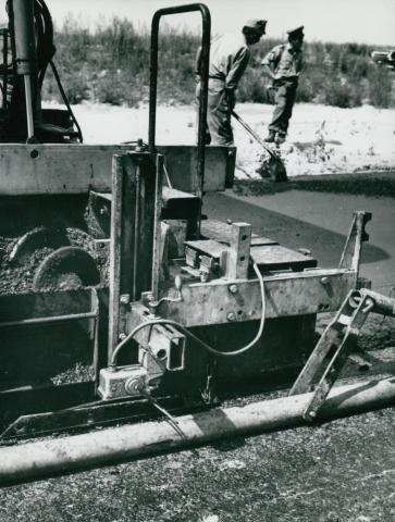 Az M1-es autópálya aszfaltburkolatának lerakása