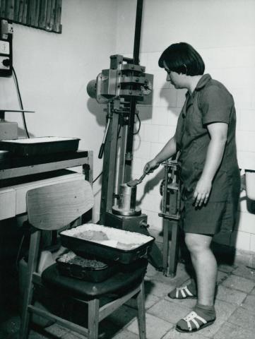 Minta elemzése a komáromi aszfaltgyár laborjában