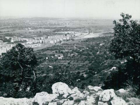 Tatabánya látképe a Kő-hegyről háttérben az M1 autópályával