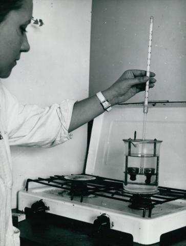 Cseppfolyós halmazállapotú anyag hevítése laboratóriumi vizsgálat során