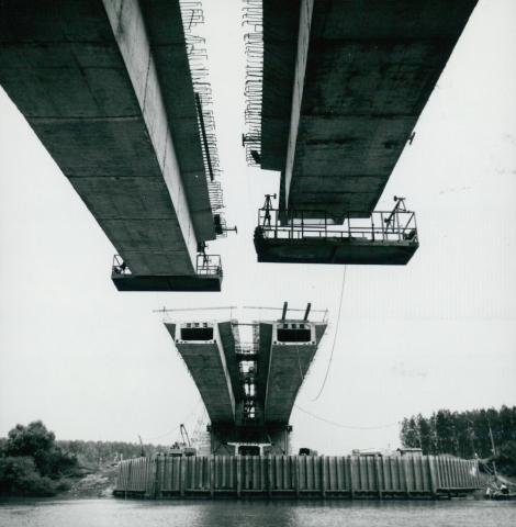 A 44-es főút Körös-hídjának építése 