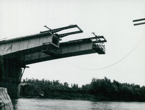 Pályaszerkezeti elem helyére illesztése a 44-es főút Körös hídjának építkezésén