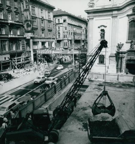 Az egykori Felszabadulás téri (ma Ferenciek tere) metró építése