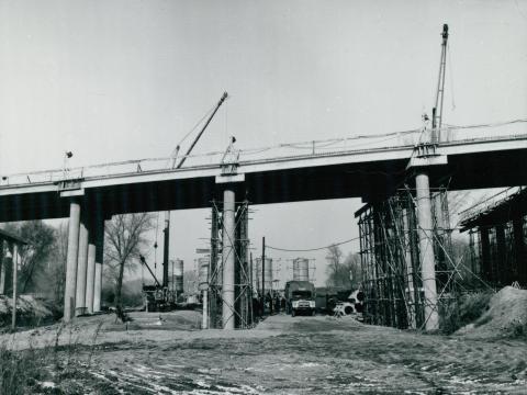 Az M1-es autópálya felüljárójának építése