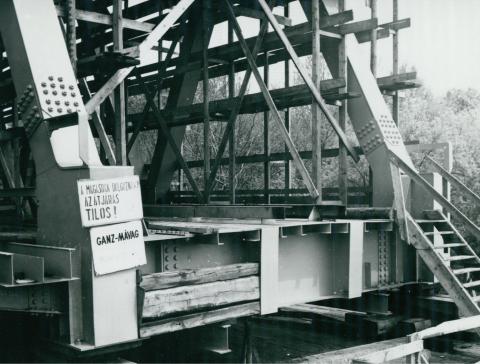 Kihelyezett tájékoztató tábla az algyői vasúti híd építkezésén 