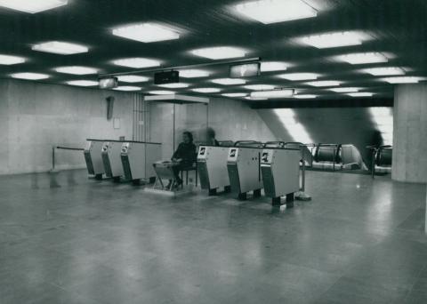 Jegykezelés a Deák téri metró aluljáróban az 1970-es években