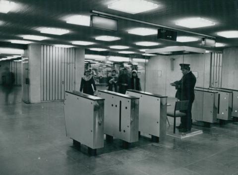 Jegykezelés a Deák téri metró aluljáróban