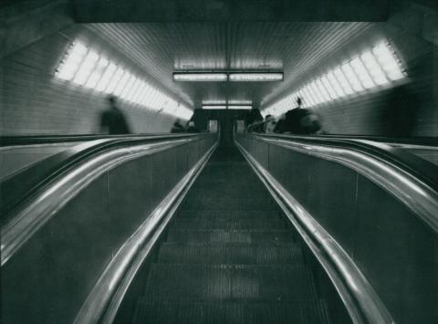 Mozgólépcsős lejárat a 3-as metró Deák téri mélyállomásához