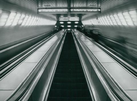 Feljárat mozgólépcsővel a 3-as metró Deák téri mélyállomásáról