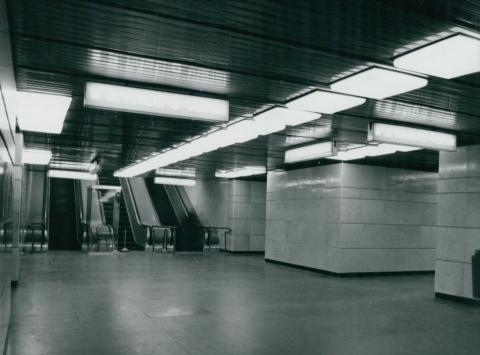 Mozgólépcsők a Deák téri metró aluljáróban