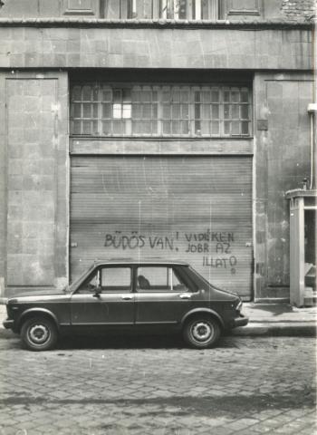 Budapest. Falfirka az Arany János utcában