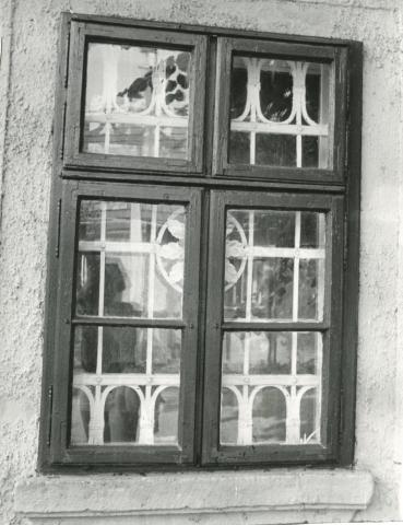 Békásmegyer. A Dömös utca egyik házának ablaka