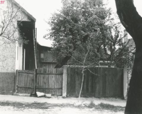 Békásmegyer. Dömös utca 14. udvara