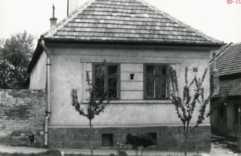 Békásmegyer. Dömös (Templom) utca 33.