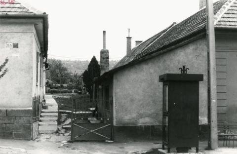 Békásmegyer. Dömös (Templom) utca 33. udvara