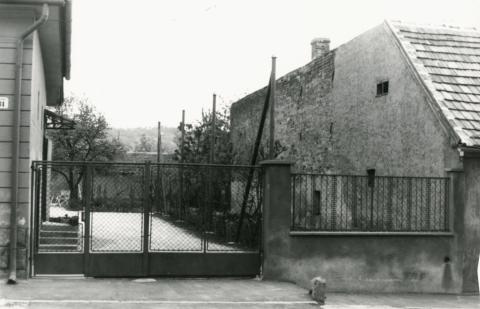 Békásmegyer. Dömös (Templom) utca 31. udvara