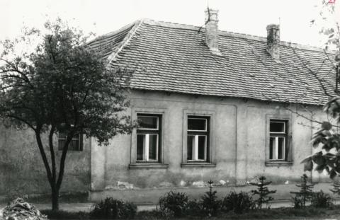 Békásmegyer. Dömös (Templom) utca 27.