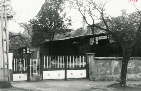 Békásmegyer. Dömös (Templom) utca 27. udvara