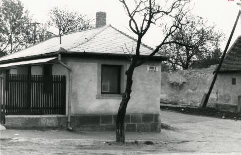 Békásmegyer. Dömös (Templom) utca