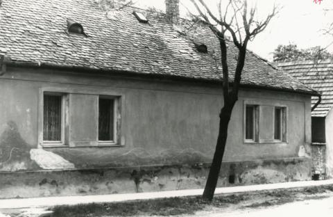 Békásmegyer. Dömös (Templom) utca 17.