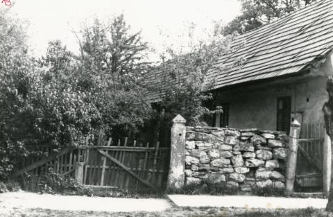 Békásmegyer. Dömös (Templom) utca