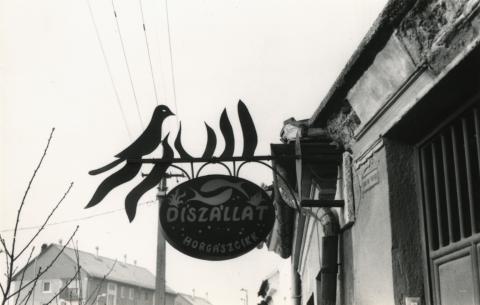 Tata. Komáromi utca. Díszálat–horgászcikk-kereskedés cégére