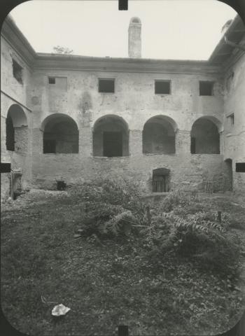 A kékedi Melczer-kastély belső udvara