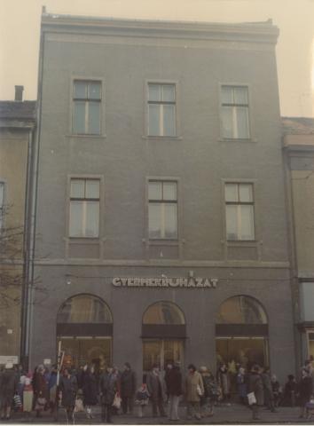 Debrecen. Kossuth utca 7. - Várakozás a gyermekruhabolt előtt