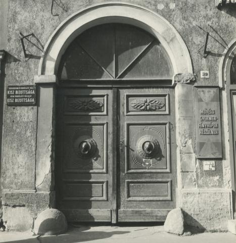 Debrecen. Piac utca 69. A volt Kereskedelmi és Iparkamara székházának kapuja