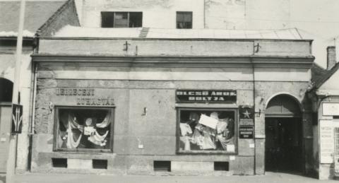 Debrecen. Csapó utca. A Debreceni Ruhagyár "Olcsó áruk boltja" 