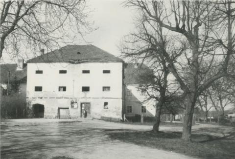 Mesztegnyő. Kolostor épület (magtár) 