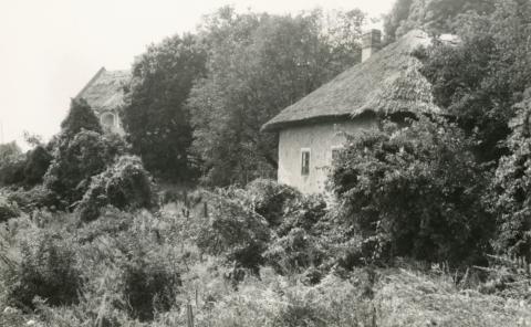 Badacsonytomaj. Háttérben a Szegedy Róza-ház