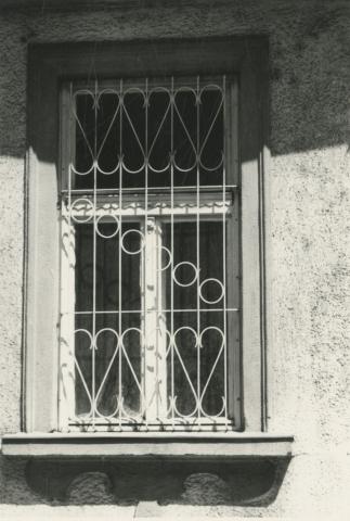 Kaposvár, Irányi Dániel utca - Dózsa György út - Május 1 (ma: Fő) utca - Budai Nagy Antal u. tömb egyik ablaka