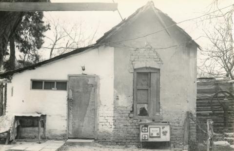 Kőröshegy. Volt Széchenyi-kastély egyik melléképülete