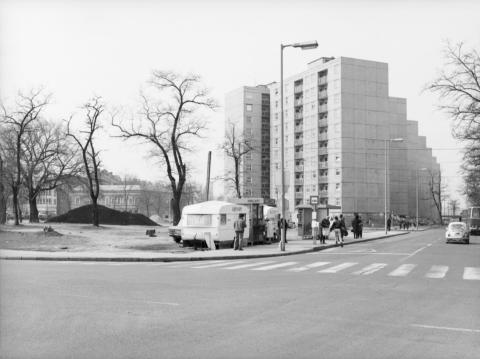 Kőbánya. Pataki tér. Hírlap pavilon és környéke