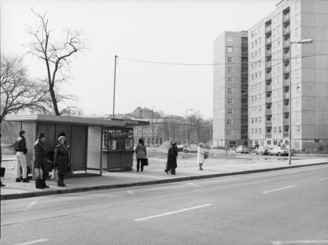 Kőbánya. Pataki tér. Hírlap pavilon és környéke