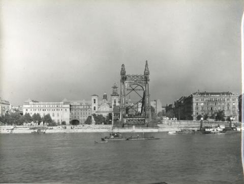 A felrobbantott Erzsébet híd felmérése